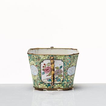Kopp, emalj på koppar. Qingdynastin, 1700-tal.