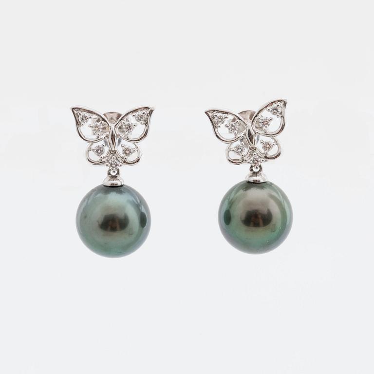 EARRINGS 18K whitegold 2 cultured tahitian pearls approximately 9,5 mm and brilliant-cut diamonds 0,05 ct.