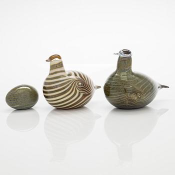 Oiva Toikka, Two glassbirds 'Alli' and an egg, signed O. Toikka Nuutajärvi.