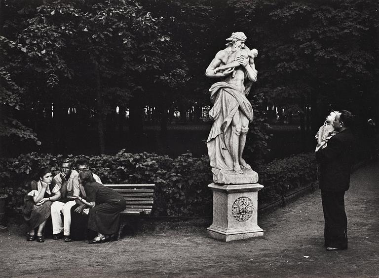 Georg Oddner, "Samtal i Sommarparken, Leningrad, USSR, 1955".