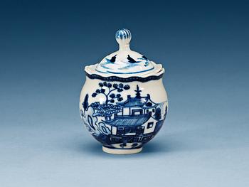 CREMEKOPPAR med LOCK, 21 stycken, kompaniporslin. Qing dynastin, Qianlong (1736-95).