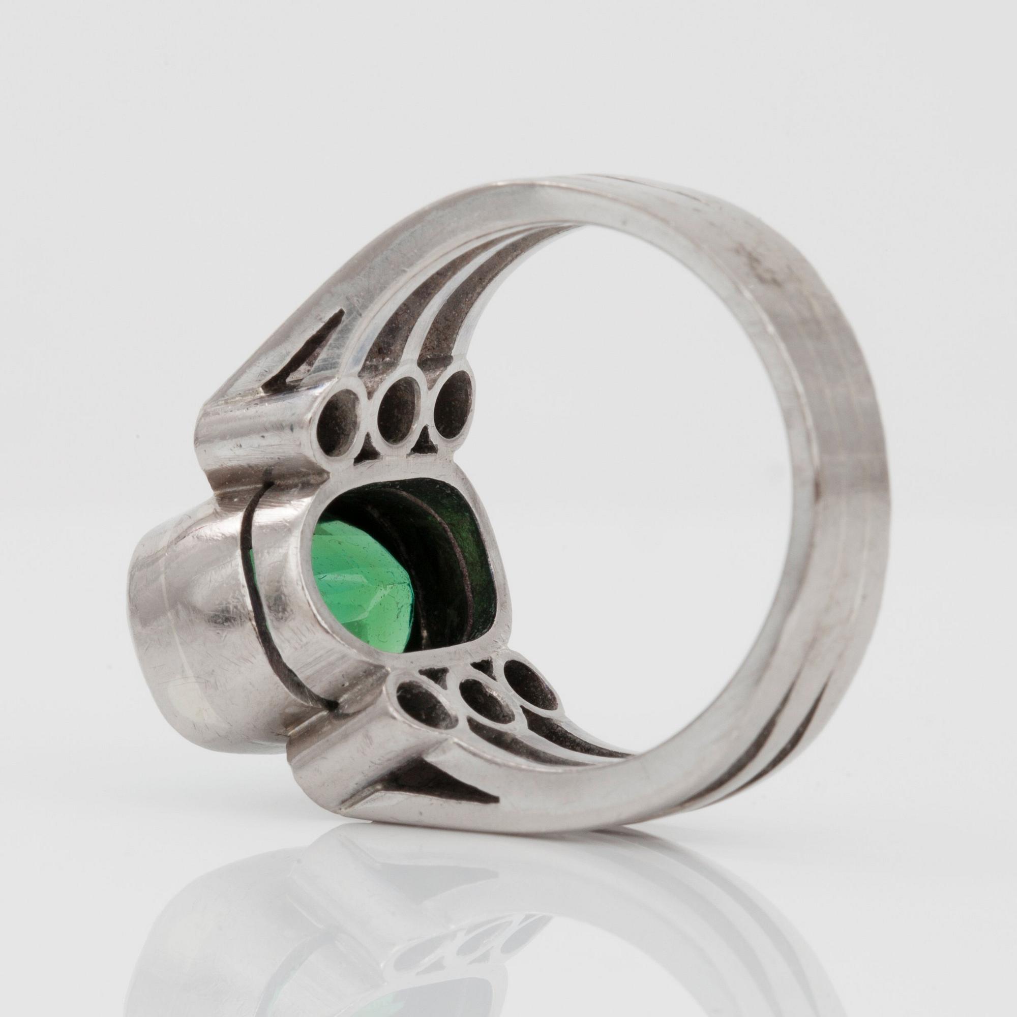 RING med grön turmalin ca 4.00 ct samt briljantslipade diamanter, totalt ca 0.30 ct.
