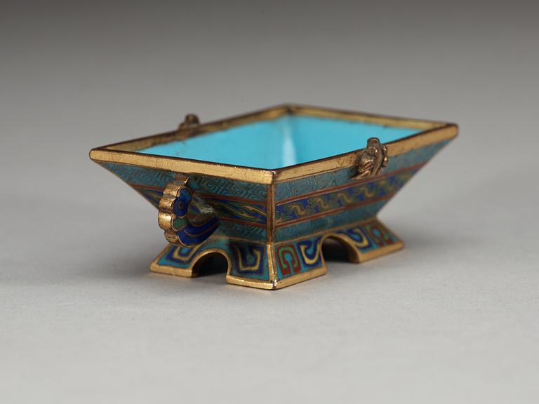 PENSELBAD, cloisonné. Qing dynastin, 1800-tal.