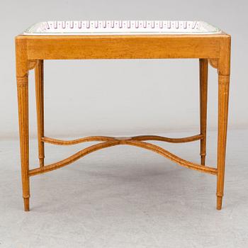 A table with a porcelaine tray, Nordiska Kompaniet, first half of the 20th century.