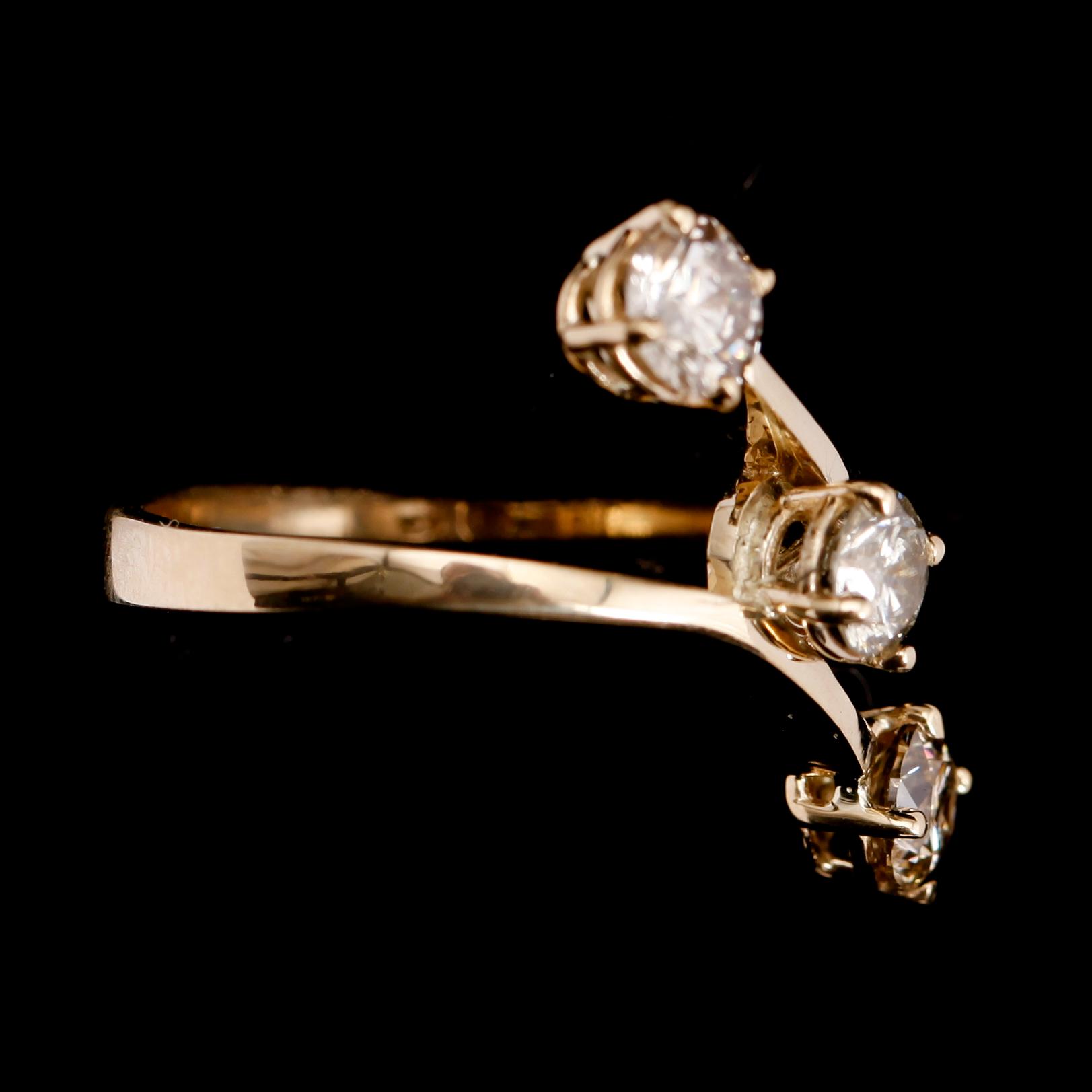 RING, 14 k guld, med 3 briljantslipade diamanter totalt 1.15 ct. Total vikt 4 g.