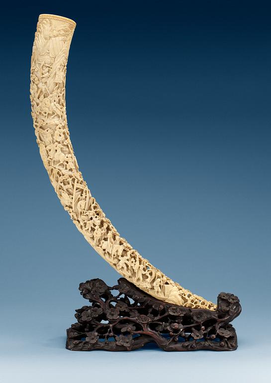 A finely carved ivory tusk, Qing dynasty, 19th Century.