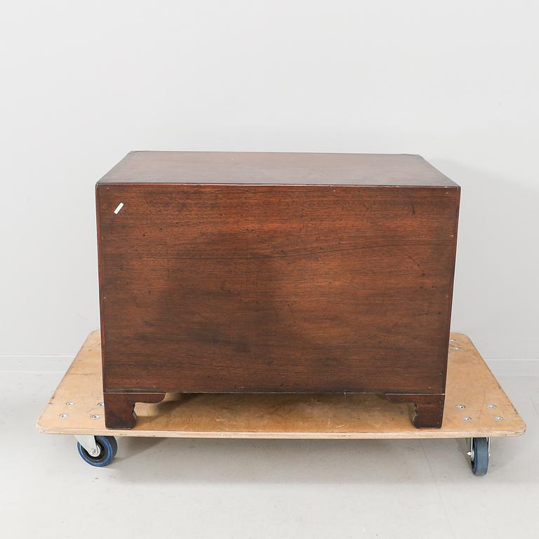 A two pcs English mahogany dresser and mirror later part of  the 20th century.
