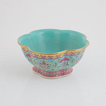 A porcelain bowl, China, around 1900.