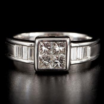 RING, prinsess- och baquetteslipade diamanter 1.00 ct, platina. Vikt 7,5 g.