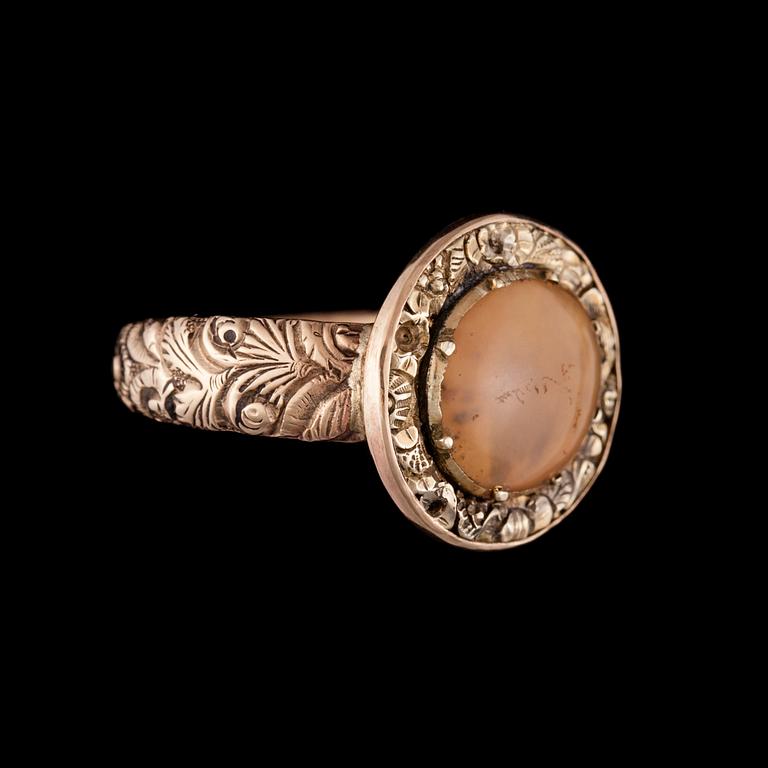 RING, 9K guld, kalcedon, troligtvis England. Vikt ca 5,3 g.