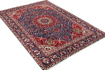 A Tabriz carpet, c. 303 x 214 cm.