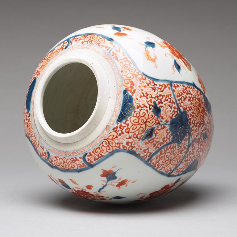 An imari jar, Qing dynasty, 18th Century.