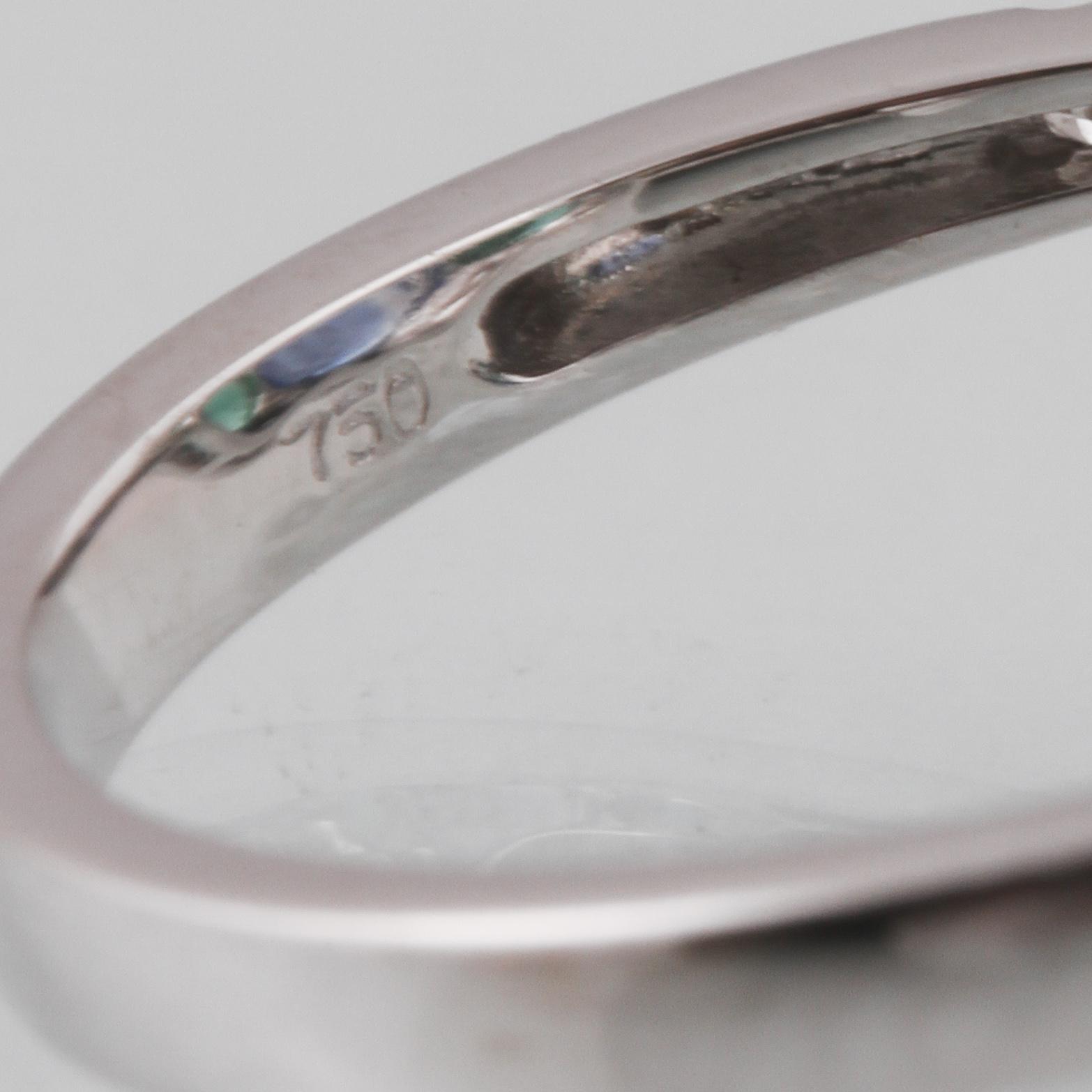 RING, 18K vitguld med fasettslipad kyanit 3.49 ct, 2 smaragder 1.23 ct och briljantslipade diamanter 0.33 ct. Vikt 3 g.