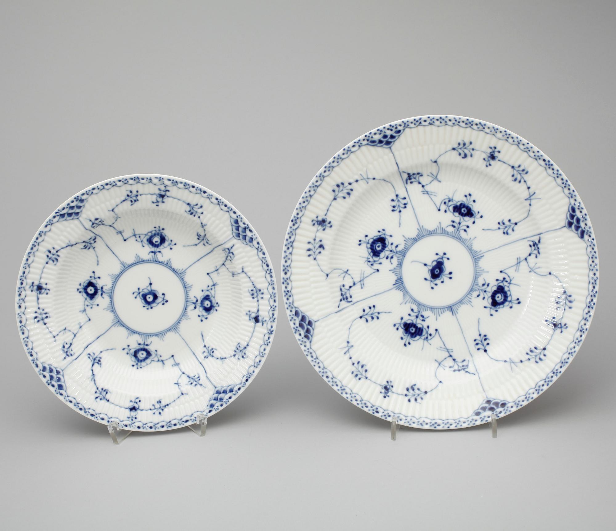 SERVISDELAR, 27 delar, "Musselmalet", Royal Copenhagen, 1900-talets.