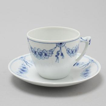 29 pieces of porcelain tableware from Bing & Gröndahl, model "Empire", second half of the 20th century.