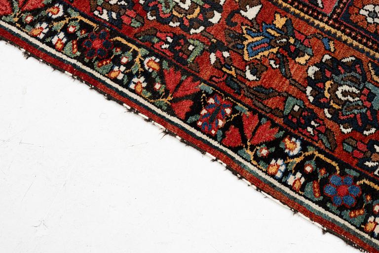 A Chahâr Mahal Bakhtiar carpet, semi-antique, c. 290 x 210 cm.