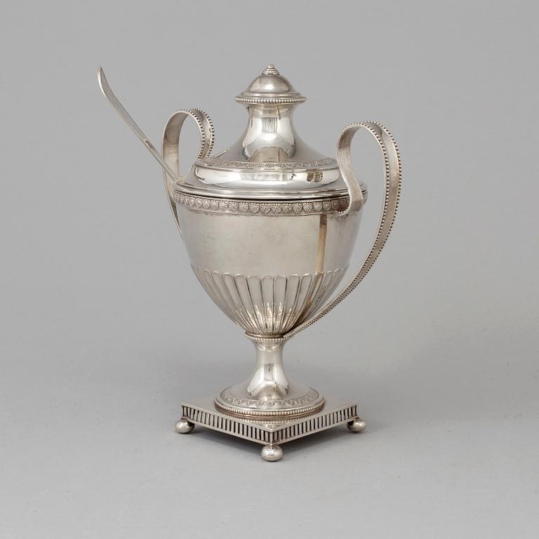 A bowl with a lid and a spoon for sugar, silver. Including CG Hallberg, Stockholm 1900. Total weight 484 grams.