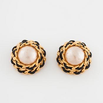 CHANEL, a pair of earrings.