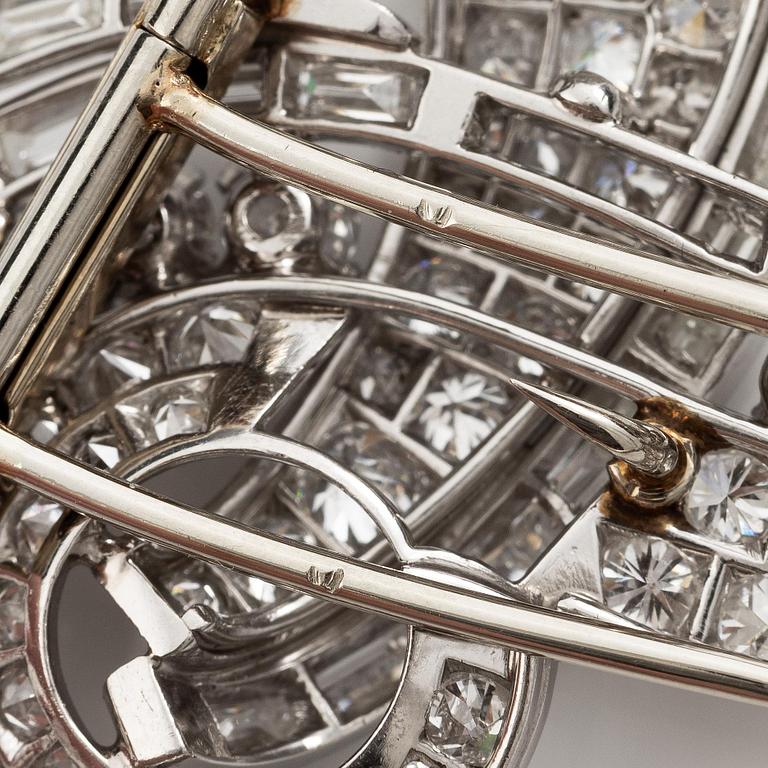 Broschclip platina med baguette-, åttkant- och runda briljantslipade diamanter, Art déco, Frankrike.