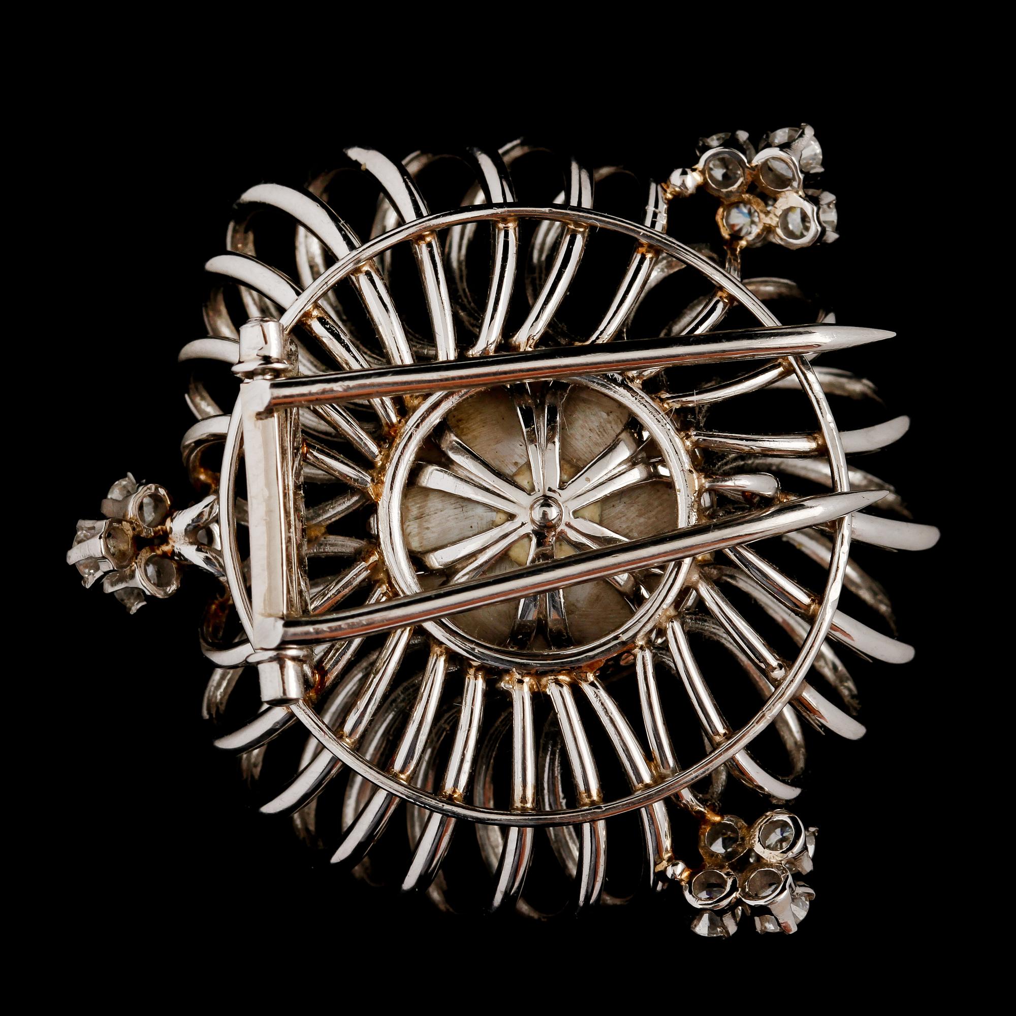 BROSCH, platina med boutonpärla samt 12 briljantslipade diamanter, Carlman silversmide, Stockholm, 1948. Vikt 21 g.