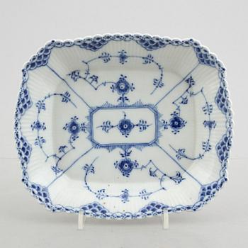 Two deep dishes and two soup dishes, porcelain, "Blue Fluted Half Lace" / "Musselmalet", Royal Copenhagen.