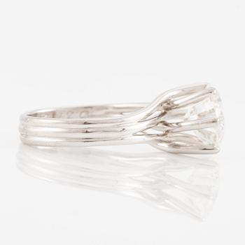 A ring in 18K white gold set with a round brilliant-cut diamond.