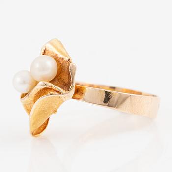 Ring in 14K gold with cultured pearls, by Lapponia.