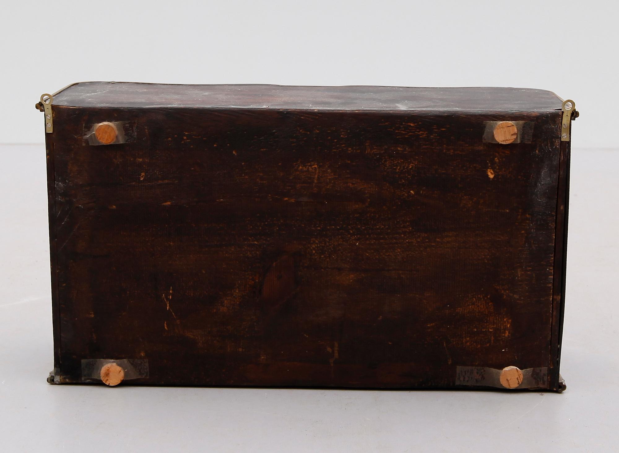 VÄGGVITRINSKÅP, omkring år 1900.