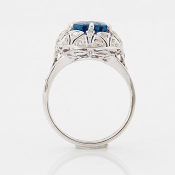 Ring 18K vitguld med en fasettslipad safir.