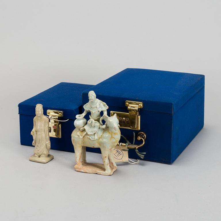 FIGURINER, två stycken, porslin. Sydostasien, Sawankhalok, 14/1500-tal.