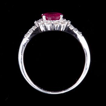 RING, 9k vitguld, med små briljantslipade diamanter samtfasettslipad rubin. Vikt ca 2 g.