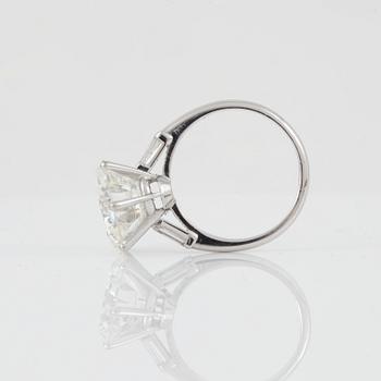 RING med briljantslipad diamant 7.46 ct, kvalitet I/VS1 enligt certifikat från GIA.