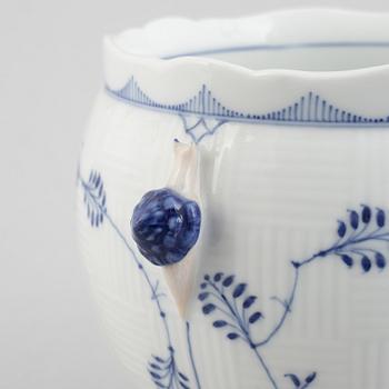 A 'Blue Fluted Plain' / 'Musselmalet riflet' porcelain flower pot, Royal Copenhagen, model 125, 1898-1923.