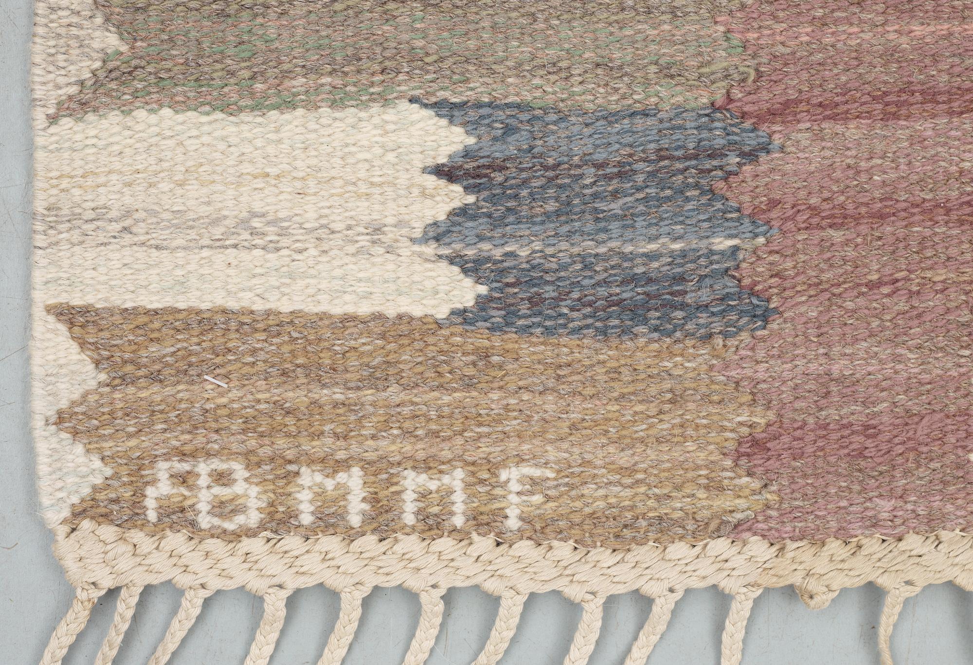 CARPET. "Nejlikan grå". Gobelängteknik (tapestry weave). 294,5 x 231,5 cm. Signed AB MMF BN.