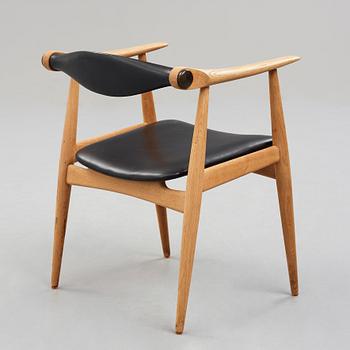 HANS J WEGNER, karmstol "Åget", modell "CH-34", Carl Hansen & Søn, Danmark 1960-tal.