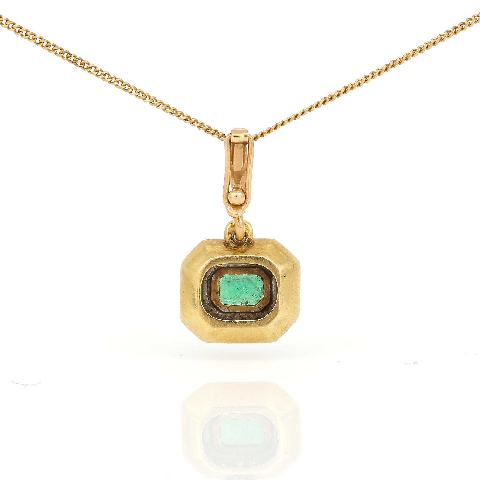 HÄNGE samt KEDJA, 18K guld med smaragdslipad smaragd ca 0,58 ct och små diamanter, tot ca 0,18 ct. Total vikt ca 5,39 g.