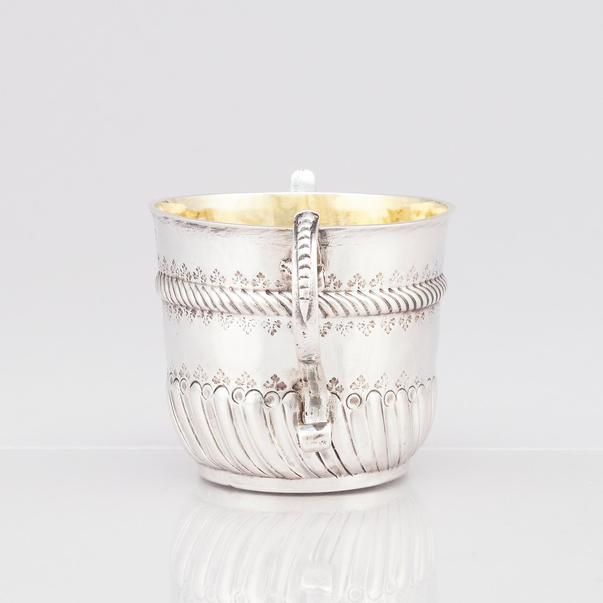 An English late 17th Century silver porringer, marks if William Andrews, London 1697-98.