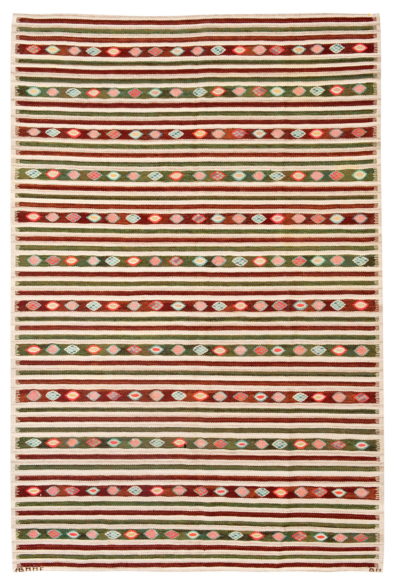 MATTA. "Åkerbär". Gobelängteknik. 307 x 200,5 cm. Signerad AB MMF BN (AB Märta Måås-Fjetterström, Barbro Nilsson).