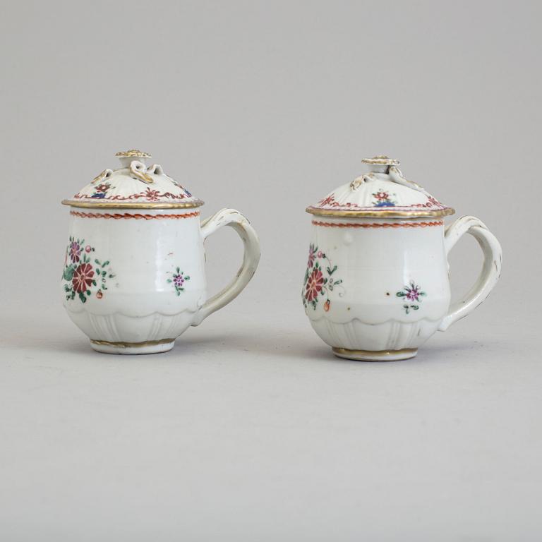 A pair of famille rose export porcelain creme cups with covers, Qing dynasty, Qianlong (1736-95).