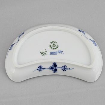 A set of 12 'Blue Fluted' porcelain dishes, Royal Copenhagen, model 154, 1898-1923.