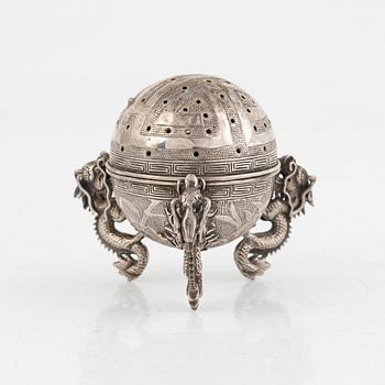 Saltströare, silver, Kina, omkring 1900.