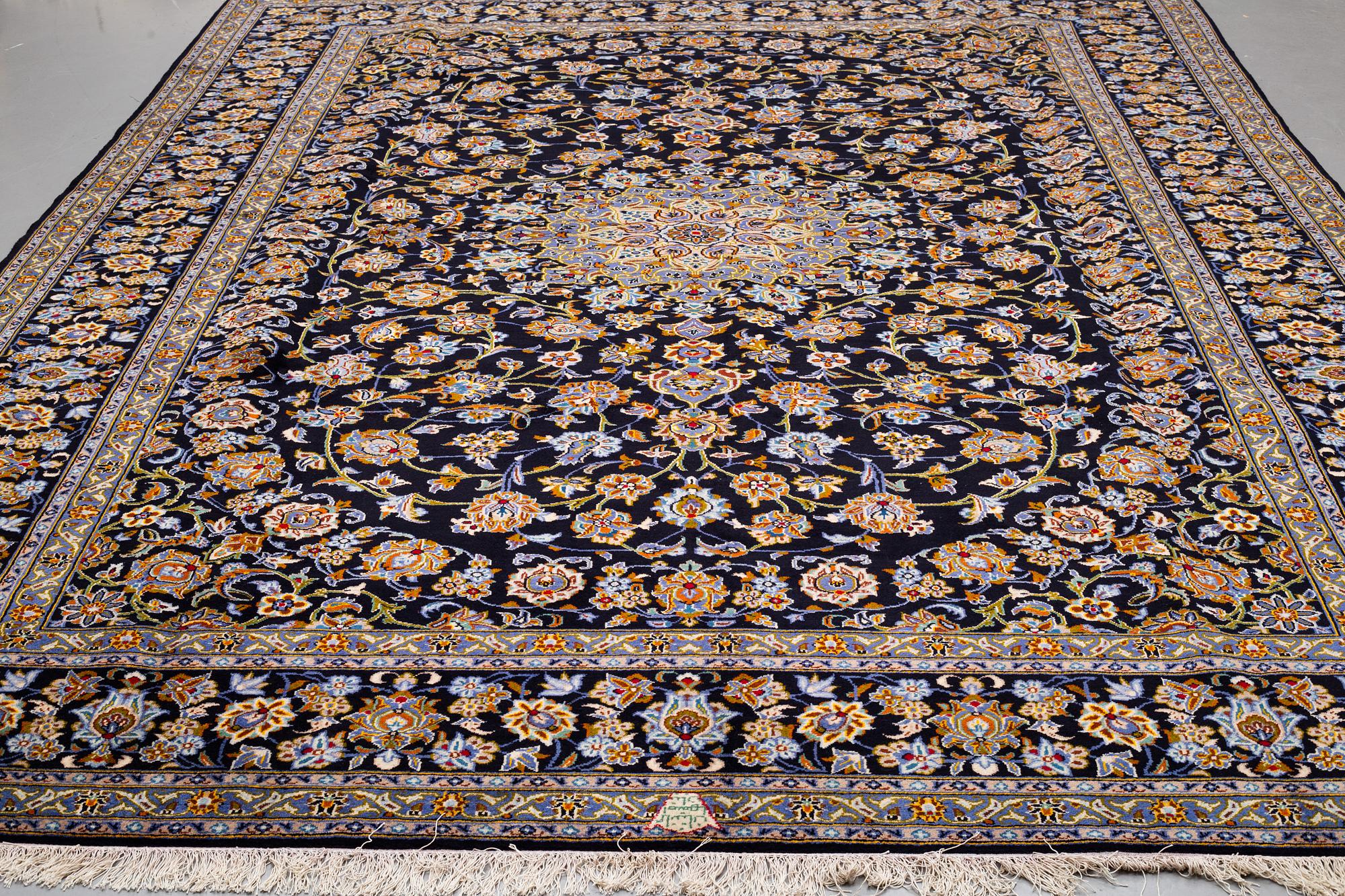 A CARPET, so called Royal Kashan, signerad Isfahanian, ca 413 x 303.