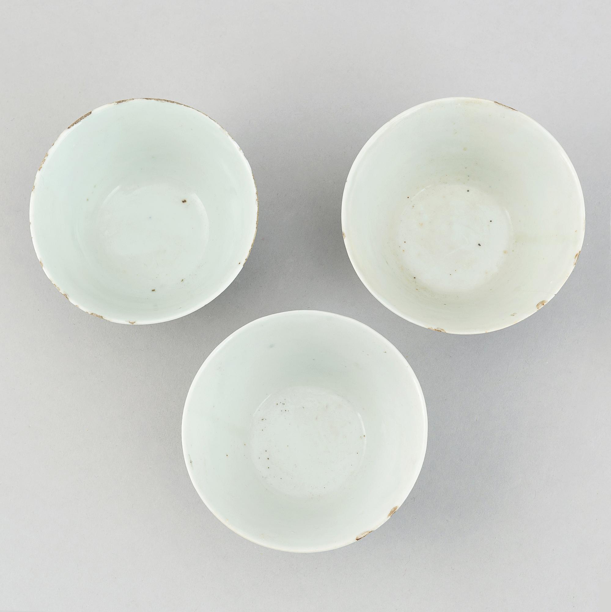 Koppar, tre stycken, porslin. Qingdynastin, 1700-tal.