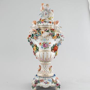 Grandeur vase on socket in porcelain, Dresden, 20th century.