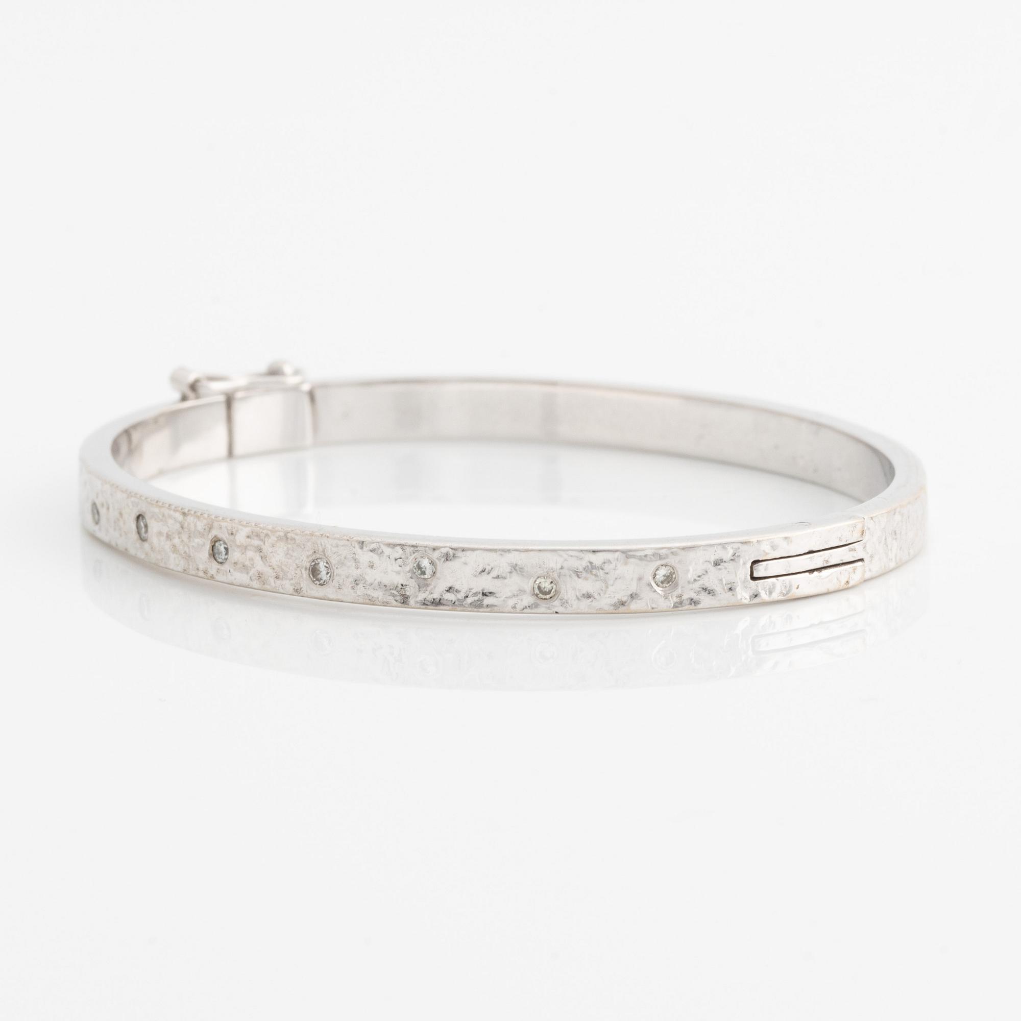Armring 14K guld med runda briljantslipade diamanter.