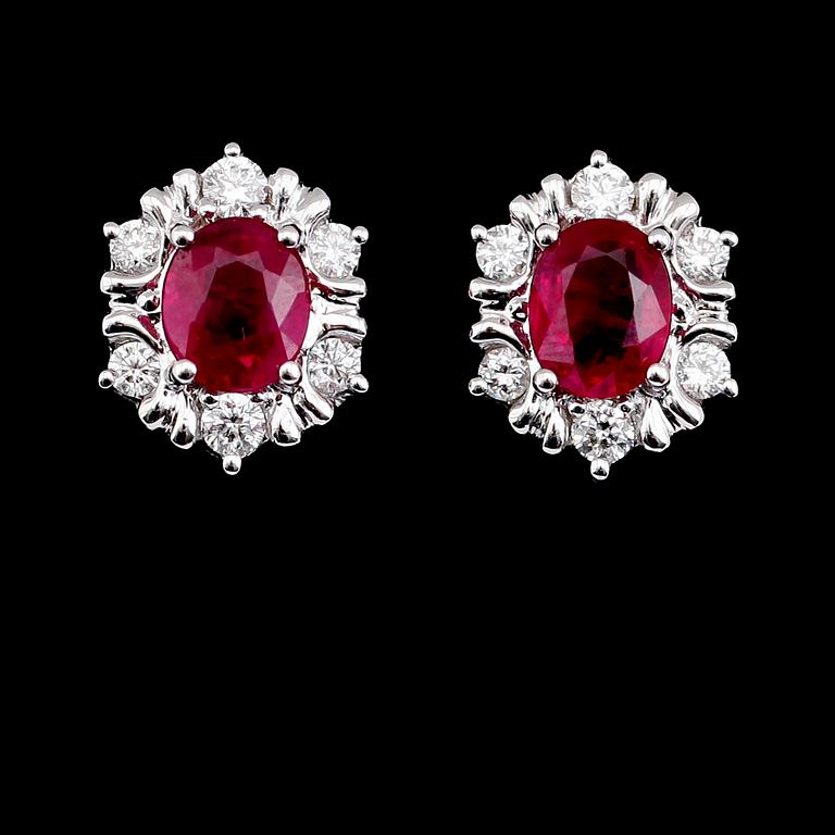 ÖRHÄNGEN, 1 par, 18 k vitguld, ovala rubiner tot 2.15 ct, briljantslipade diamanter tot 0.46 ct.