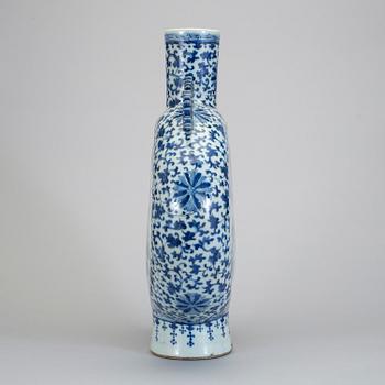 A blue and white moon flask, Qing dynasty, 19th century.