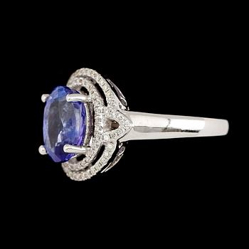 RING, 18 k vitguld, tanzanit ca 3.60 ct, briljantslipade diamanter tot ca 0.31 ct.