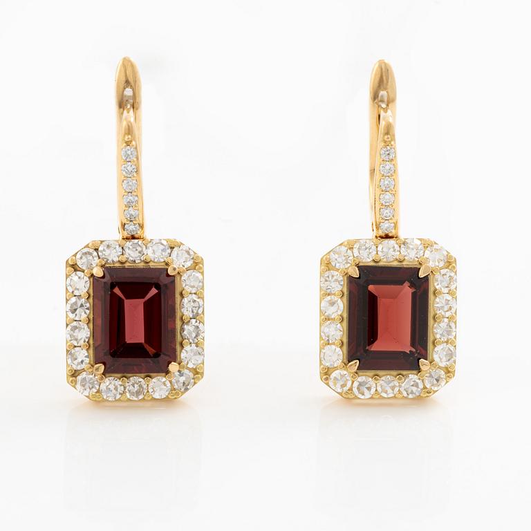 Earrings in 18K gold with garnets and octagonal- and brilliant-cut diamonds.