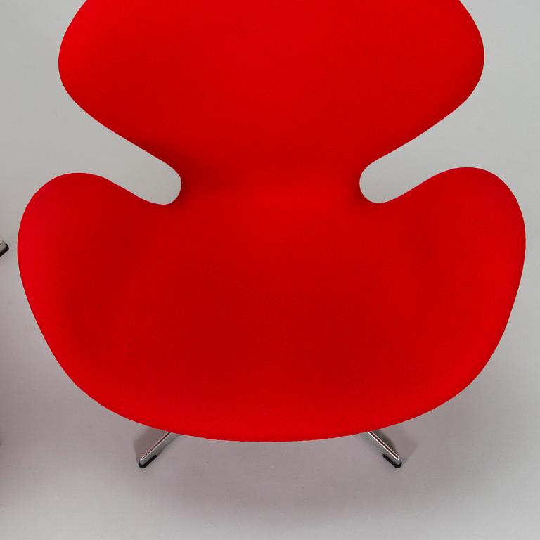 Arne Jacobsen, a pair of "Svanen" (Swan) armchairs for Fritz Hansen, Denmark,.